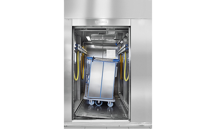 HOBART single-chamber cart washer in stainless steel with open chamber and food distribution cart, complete process including decontamination, rinsing and drying in one chamber for perfect hygiene.